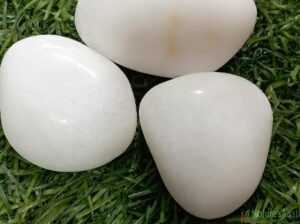 White quartz pebbles