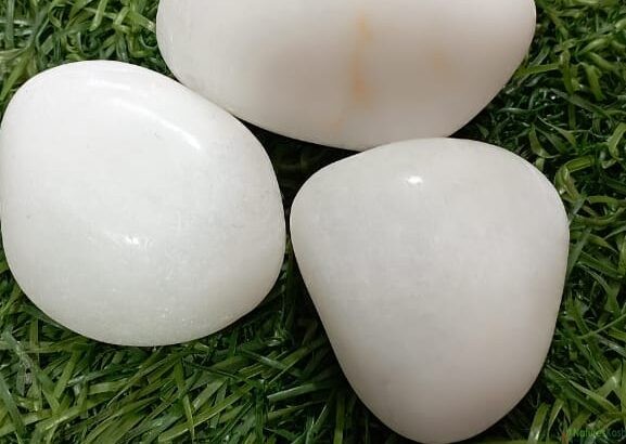 White quartz pebbles